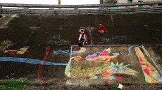 河堤上的大畫布